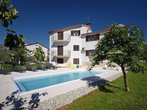Nicely Decorated Apartment With Private Pool