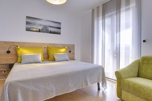 Apartment | 2 bedrooms, individually furnished, bed sheets