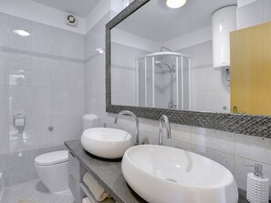 Apartment | Bathroom | Hair dryer, towels - Nicely Decorated Apartment With Private Pool (Vodnjan)