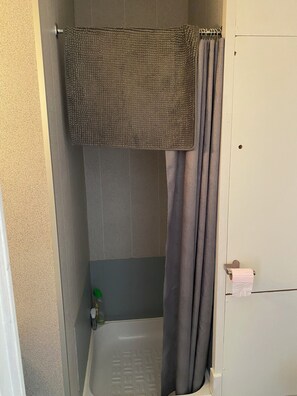 Dusche, Haartrockner, Seife, Shampoo