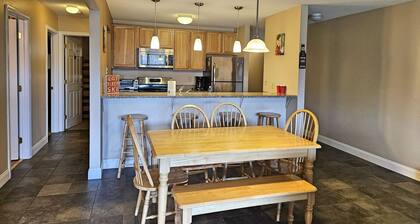 1st floor, FP, mtn & pond view, deck, pool, pet-friendly. F1663 by LRS