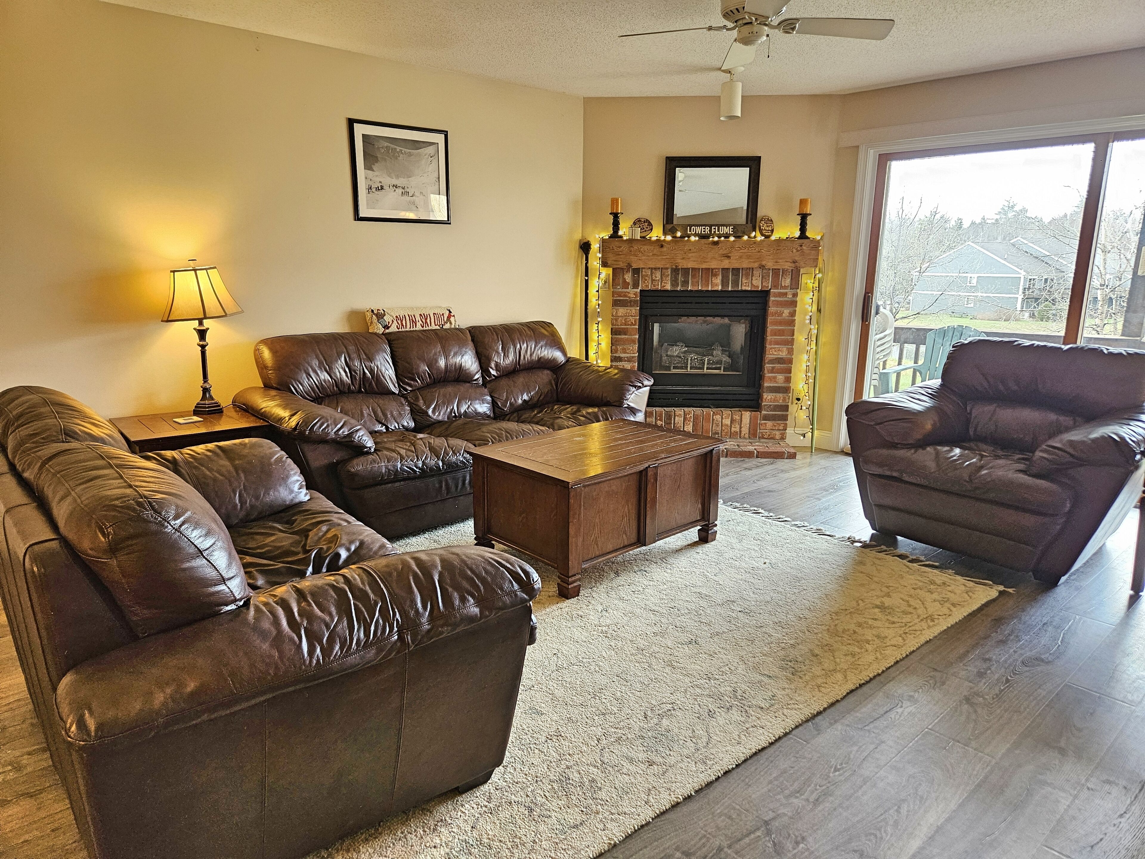 Télévision, cheminée, lecteur de DVD