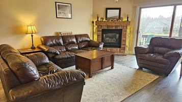 電視、壁爐、DVD 播放機