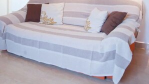 Un dormitorio con una cama, un cuadro en la pared y una puerta.