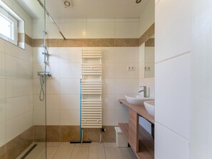 House | Bathroom - Holiday Home in Baarland With Garden (Baarland)