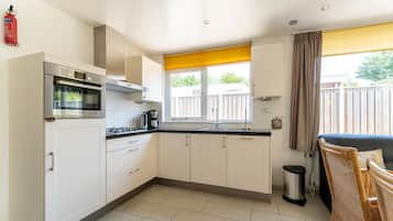 House | Private kitchen | Electric kettle, highchair