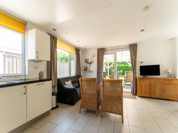 House | Private kitchen | Electric kettle, highchair - Holiday Home in Baarland With Garden (Baarland)