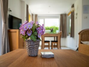 House | 2 bedrooms, individually furnished, bed sheets - Holiday Home in Baarland With Garden (Baarland)