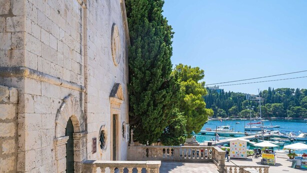 A stone building with a balcony overlooking a marina with boats. - Apartments Villa Royale - Luxury One Bedroom Apartment With Terrace (Konavle)