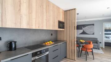 Appartement | Cuisine privée | Cafetière/bouilloire, réfrigérateur, micro-ondes, four
