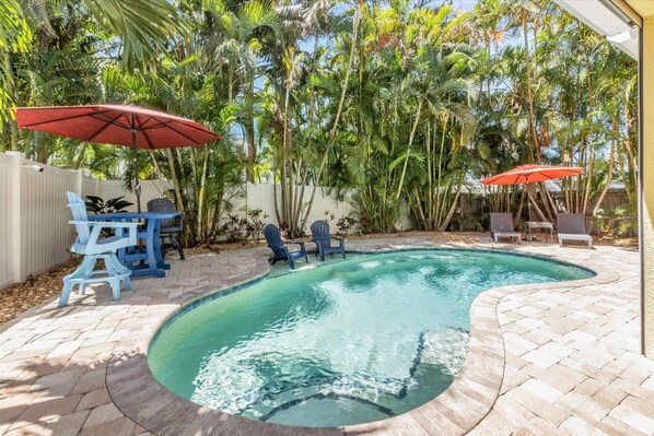 A heated pool - January Special: Golf cart included when arriving between Jan 5th-31st 2026 (Holmes Beach)