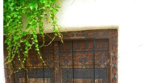 A wooden door with intricate geometric patterns and a traditional design. - Holiday Apartment Zirbelnuss (Augsburg)