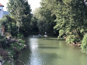 A calm river with boats, surrounded by dense greenery and trees. - Apartment in Tauberbischofsheim (Tauberbischofsheim)
