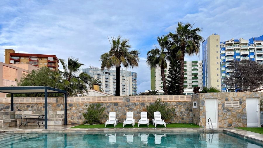 Villa in Roquetas With Garden and Private Pool