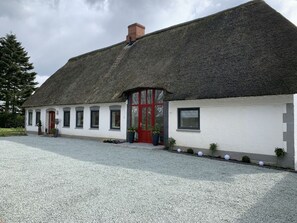 Exterior - Old Tenne Under Reet in a Single Position (Taarstedt)