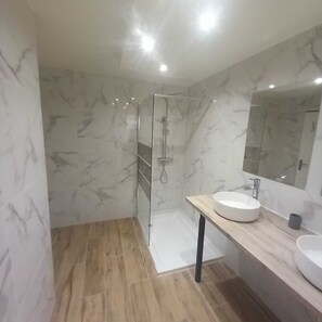 Hårtork, handdukar, tvål och toalettpapper