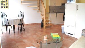A compact living space with a dining area, a kitchen, and a staircase. - Muhlenhof - Muller Thurgau (Maring-Noviand)