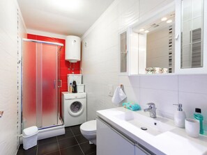 House | Bathroom | Shower - La Riva 1 Comfortable Holiday Residence (Medulin)
