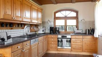 House | Private kitchen | Oven, electric kettle, toaster, high chair