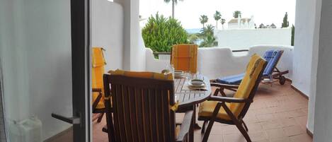 Apartment | Outdoor dining