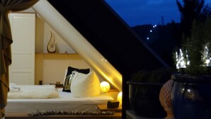 Une chambre confortable avec un lit, des oreillers et une lampe de chevet.