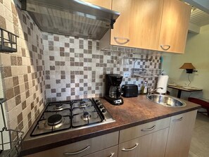 Fridge, stovetop, dining tables - Paradera Palms Apt. 1 (Paradera)