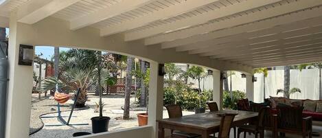 屋外ダイニングエリア