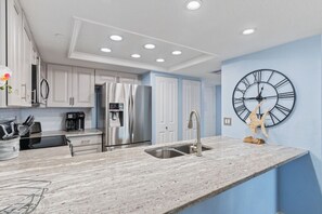 Jääkaappi, mikroaaltouuni, uuni, liesi