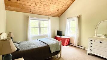 5 bedrooms, desk, iron/ironing board, travel crib