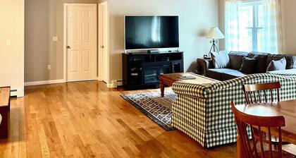 Summer Getaway in White Mountain with Lake and Beach Access. Nearby Hiking.