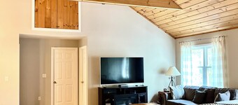 Summer Getaway in White Mountain with Lake and Beach Access. Nearby Hiking.