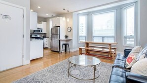 A modern apartment with a kitchen, dining area, and living room. - Beautiful Unit CHI in Prime River North - 2 (Chicago)