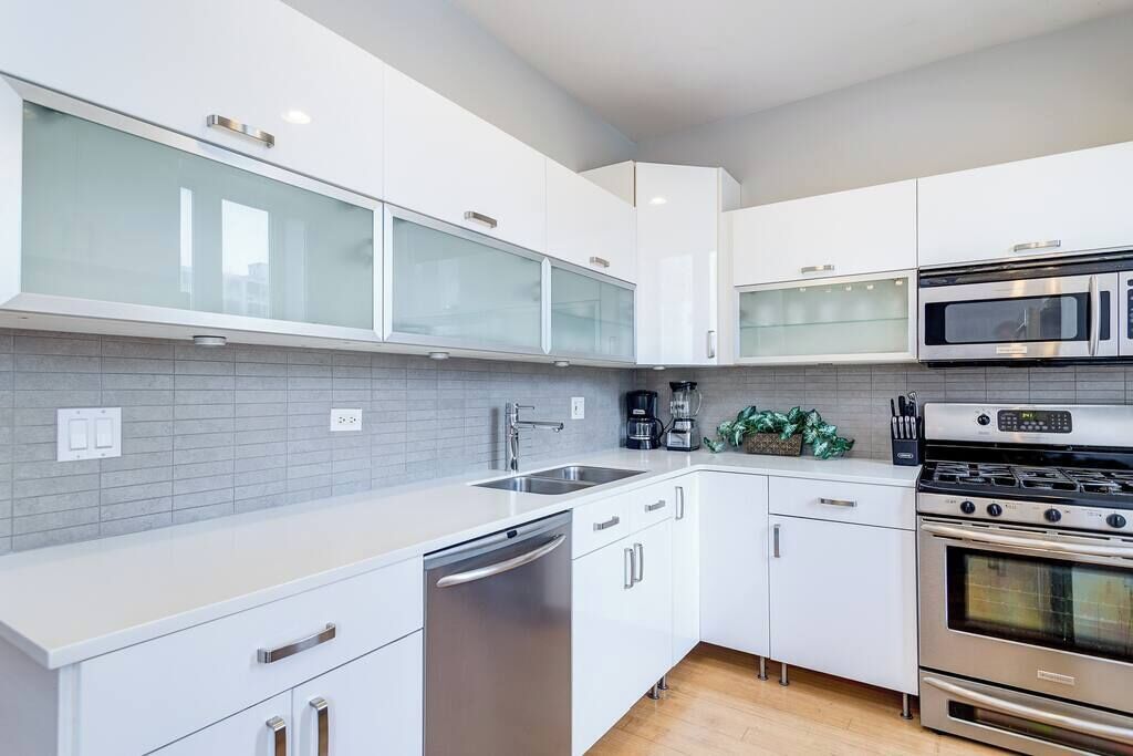 Frigorífico, microondas, horno y placa de cocina