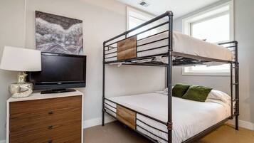 2 quartos, ferros/tábuas de passar roupa, Wi-Fi, roupa de cama