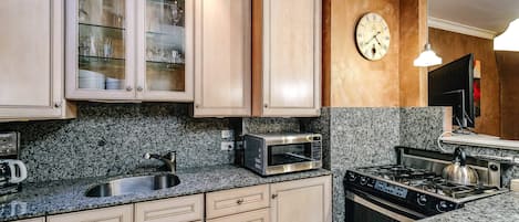 Een koelkast, een magnetron, een oven, een kookplaat