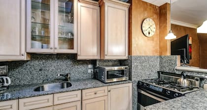 Historic and Unique Brownstone in Gold Coast - 3