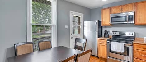 冷蔵庫、電子レンジ、オーブン、コンロ