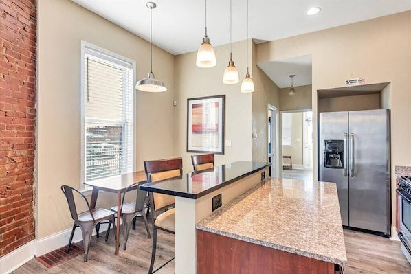 Kjøleskap, mikrobølgeovn, ovn og kokeplater