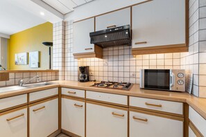 Apartment | Private kitchen | Electric kettle, toaster - Seafront Apartment Close to the Casino (Blankenberge)