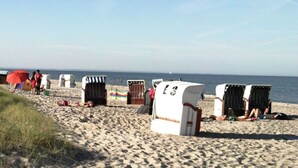 A beach with several beach huts and a few people. - Diekkier Modern Retreat (Dollerup)
