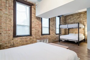 2 bedrooms, iron/ironing board, WiFi, bed sheets - 2nd Floor Flat in River North - 2N (Chicago)