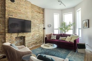 TV - 2nd Floor Flat in River North - 2N (Chicago)