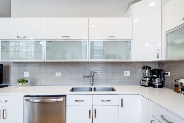 Fridge, microwave, oven, stovetop - Beautiful Unit CHI in Prime River North - 1 (Chicago)