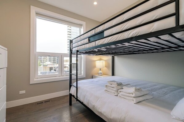 3 habitaciones, tabla de planchar con plancha, wifi y ropa de cama 