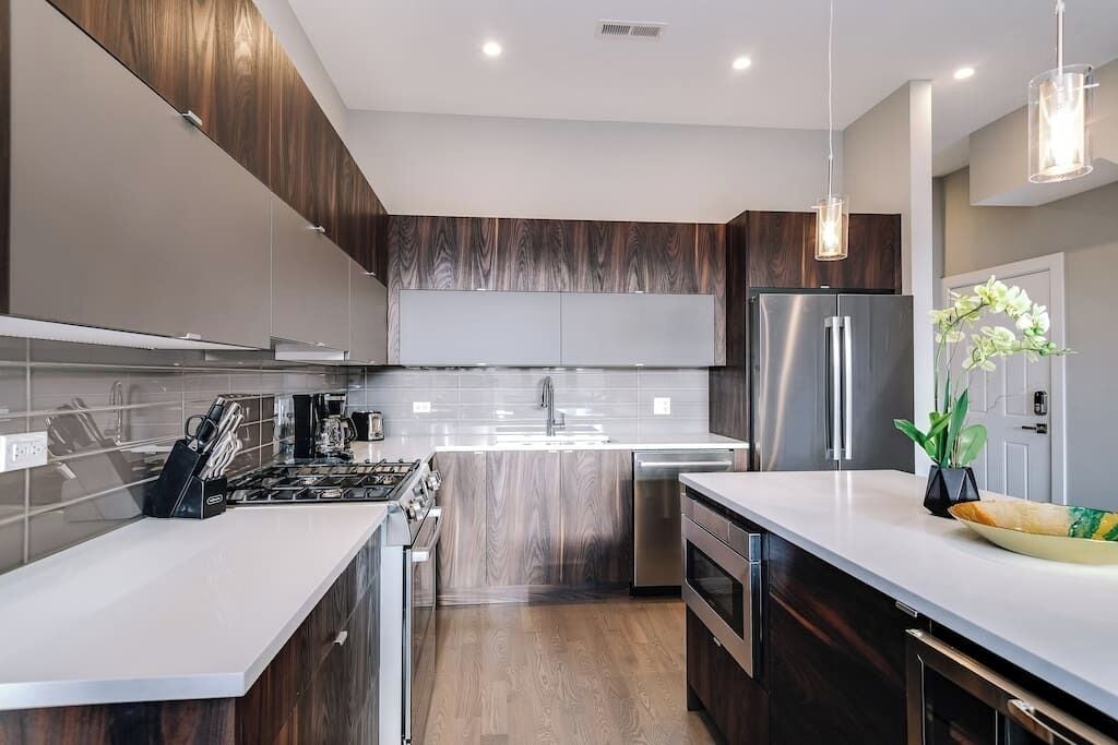 Réfrigérateur, micro-ondes, four, plaque de cuisson