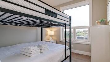 3 bedrooms, iron/ironing board, WiFi, bed sheets