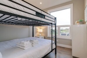 3 bedrooms, iron/ironing board, WiFi, bed sheets