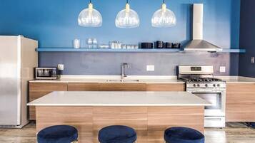 Een koelkast, een magnetron, een oven, een kookplaat