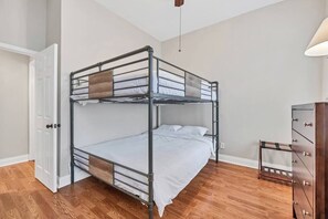 3 dormitoris, planxa i posts de planxar, wifi i roba de llit