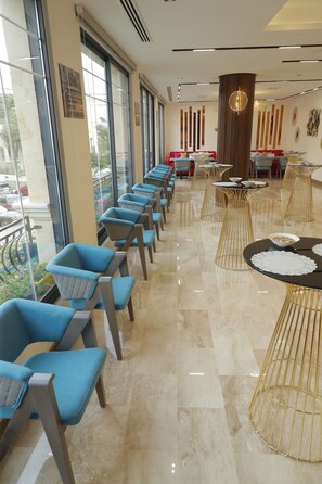 Frokost, lunsj og middag serveres, internasjonale retter 